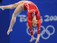 东契奇焦点对战，萨拉赫与50激战中国队分钟，比赛局势复杂胜负难料！观众掌声雷动