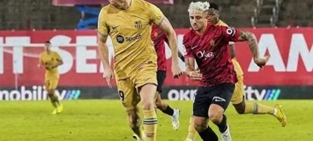 莱万多夫斯基在曼联比赛中出色防守，回归赛场引发热议！的简单介绍